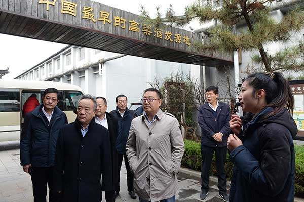 華潤(rùn)雪花啤酒董事長(zhǎng)兼總經(jīng)理侯孝海 參觀考察山東景芝白酒有限公司